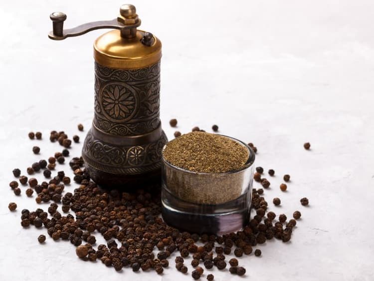 Can Cats Eat Black Pepper? Waldo's Friends